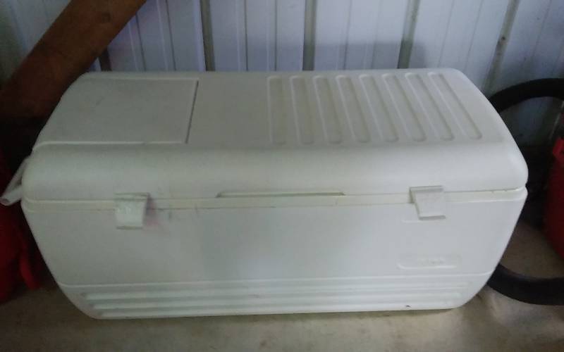 lot 14 image: Large Igloo Chest Cooler 40x18x20