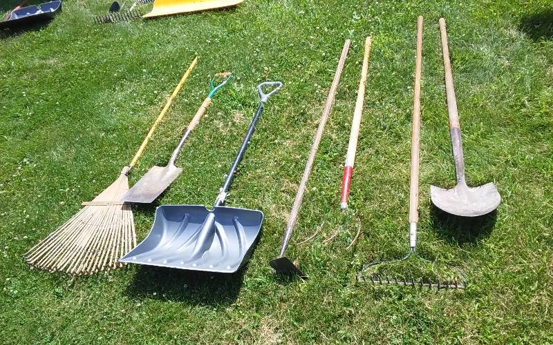 lot 16 image: Lot Of Rakes & Shovels (7 Pieces)