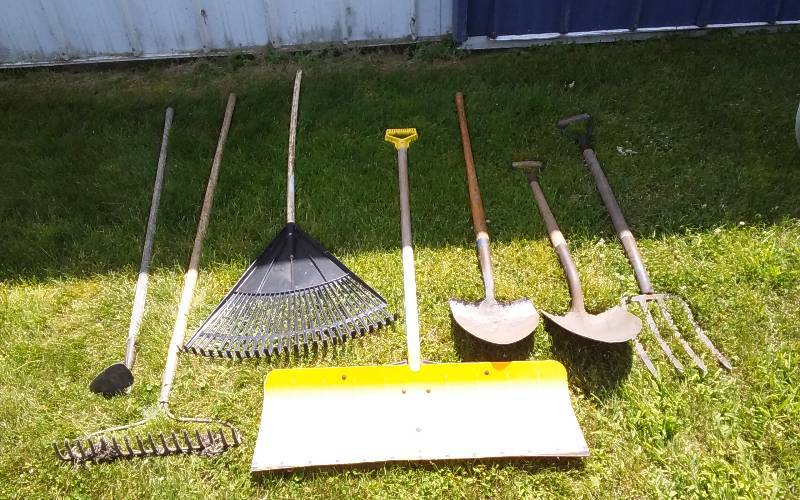 lot 17 image: Lot Of Shovels, Rakes, Hoes, Pitchfork (7 Pieces)