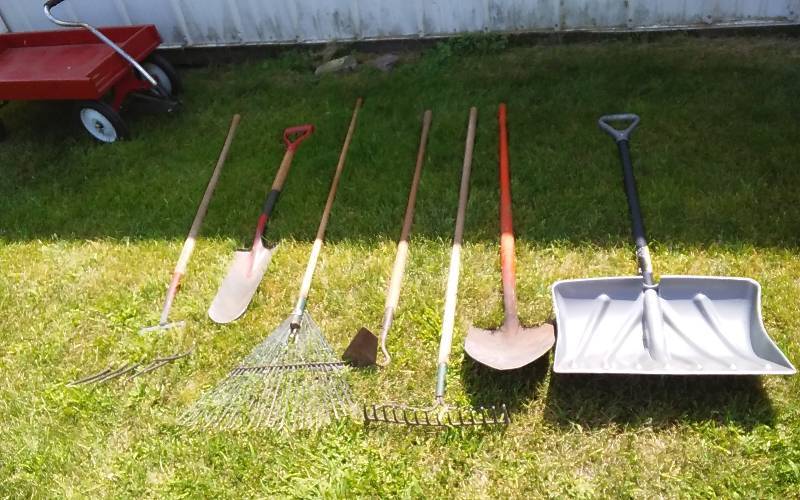 lot 18 image: Lot Of Shovels, Rakes,  Pitchfork (7 Pieces)