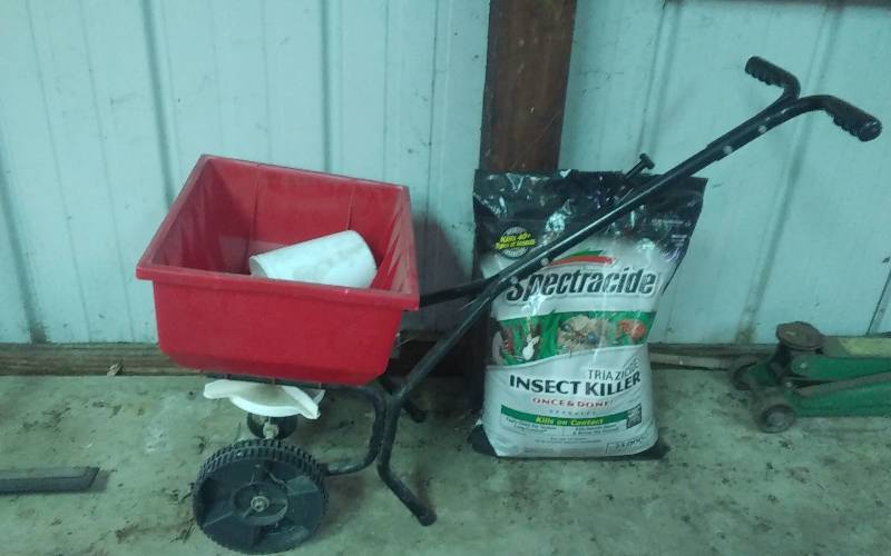 lot 23 image: Broadcast Spreader & Bag Of Insect Killer