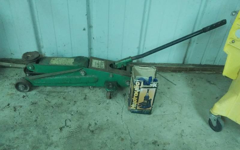 lot 24 image: 2-Ton Hydraulic Floor Jack & 4-Ton Bottle Jack