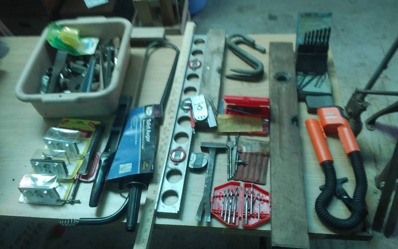 lot 33 image: Lot Of Assorted Hand Tools