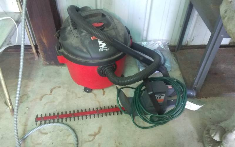 lot 39 image: 5-Gallon Shop Vac, Craftsman Electric Hedger With Extension Cord