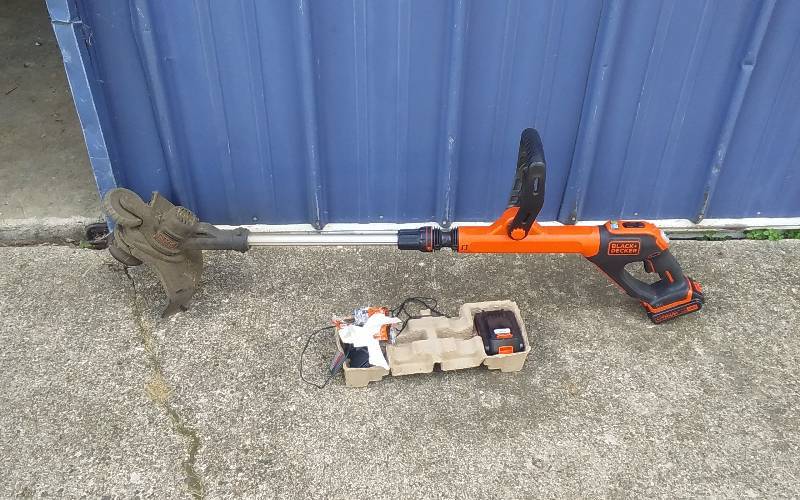 lot 40 image: Black & Decker Electric Weed Trimmer (Works) With 2 Batteries & Charger
