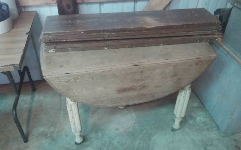 lot 78 image: Antique 5-Legged Drop Leaf Table On Casters (Includes Other Table Leaves)