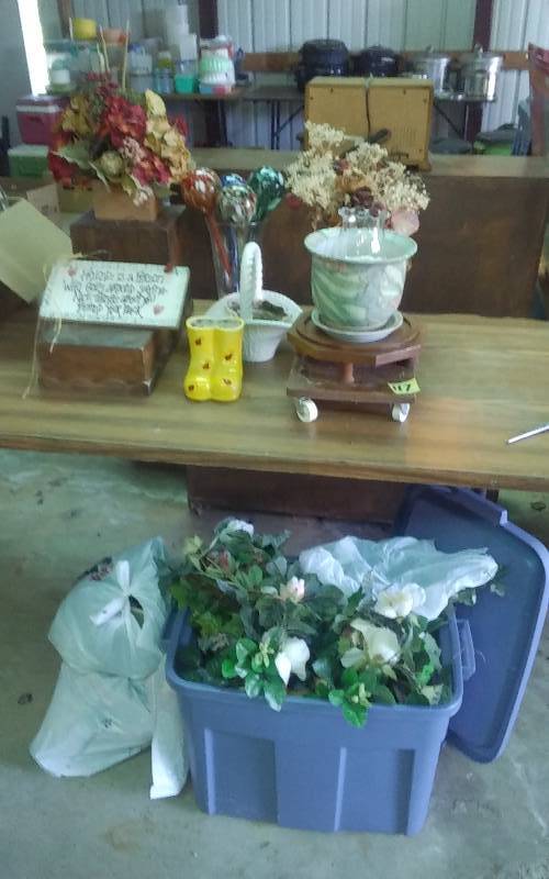 lot 117 image: Lot Of Floral Centerpieces, Arrangements, Planter Pots, Pot Stands, Pot Trolleys