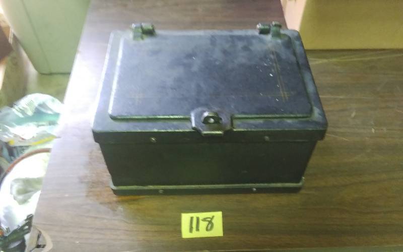 lot 118 image: Vintage Cast Iron Safe 13x9x7