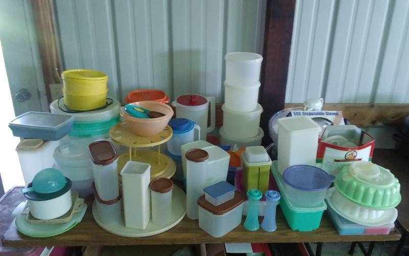 lot 127 image: Large Lot Of Tupperware