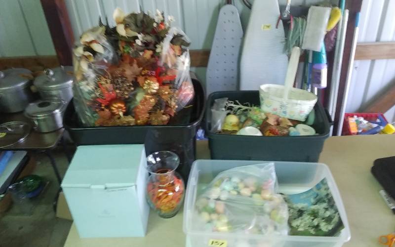lot 137 image: Lot Of Seasonal Decor (Easter, HalloweenFallThanksgiving)