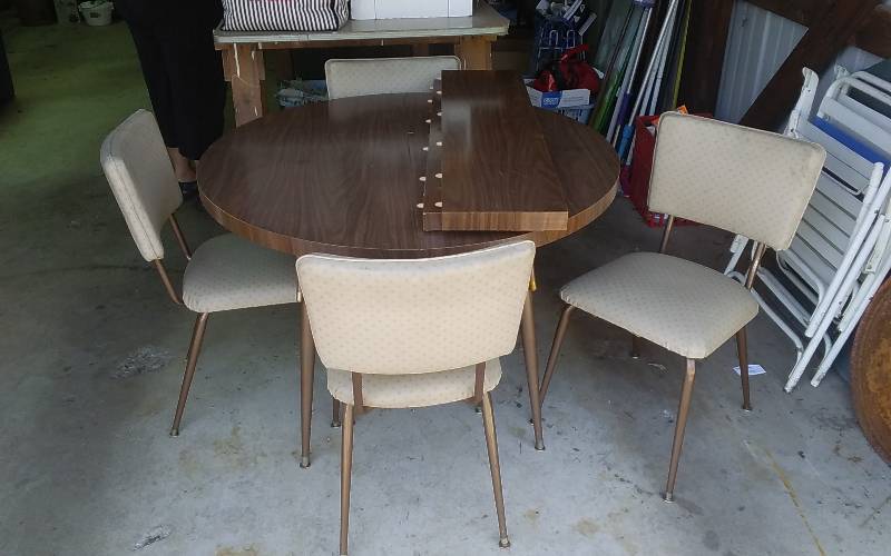 lot 139 image: 42 Round Formica Table & 4-Chairs (Includes 2-10 Leaves)