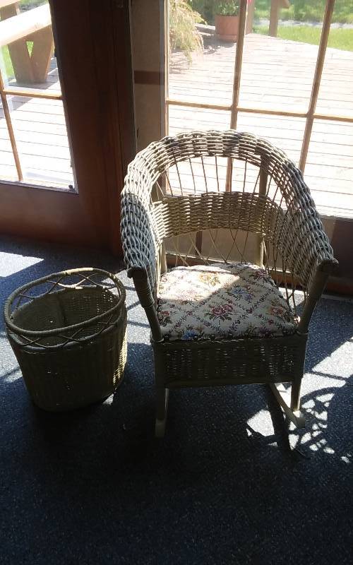 lot 143 image: Vintage Childs White Wicker Rocker & Waste Basket