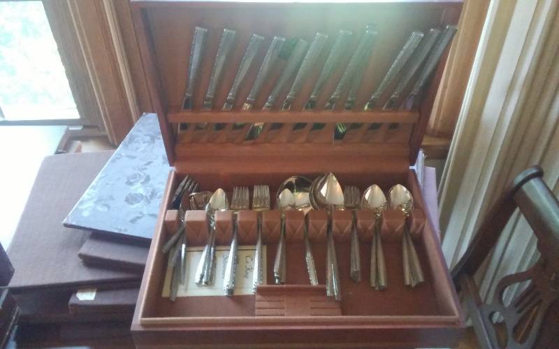 lot 155 image: Chest Of Flatware, Oneida Community Stainless