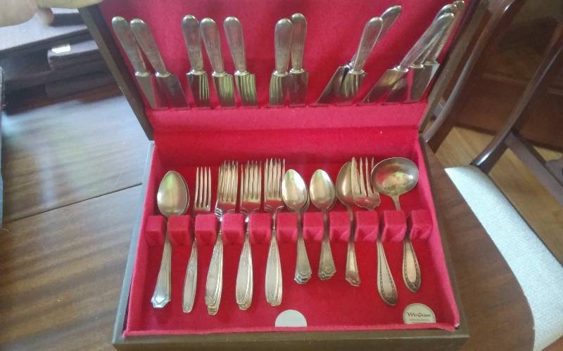lot 156 image: Chest Of Flatware 1847 Rogers Brothers