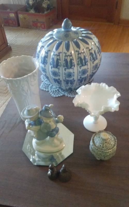 lot 166 image: Bavaria Figurine (Western Germany), Cast Figure Bells, Hobnail M