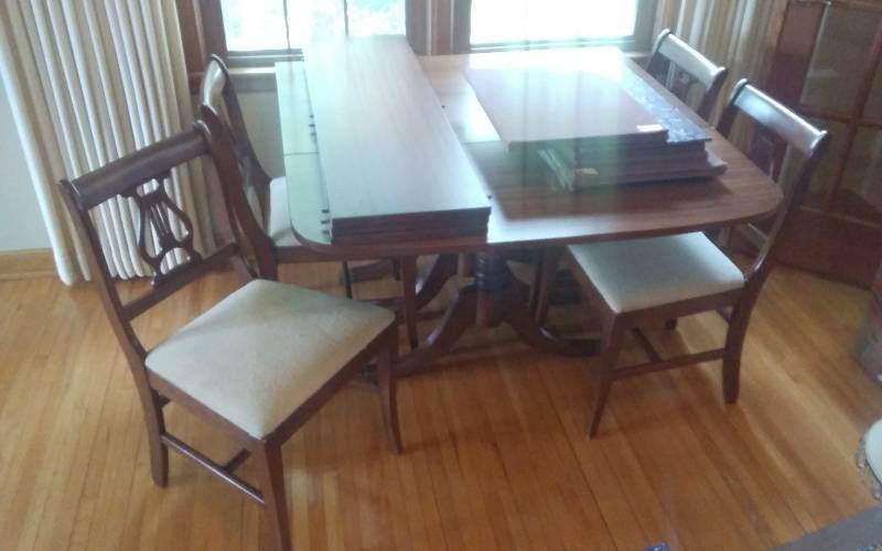 lot 167 image: Duncan Phyfe Drop Leaf Table With 4-Chairs, 3-12 Inch Leaves  & Table Pads (In Excellent Condition)