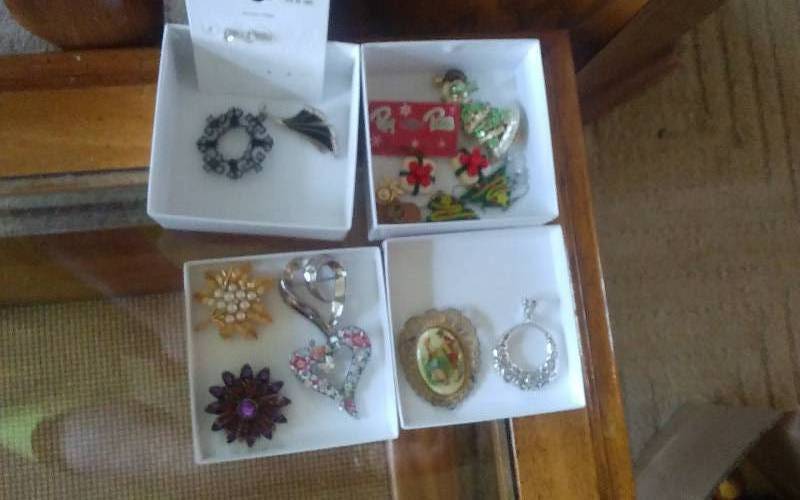 lot 172 image: Lot Of Vintage Brooches & Holiday Jewelry
