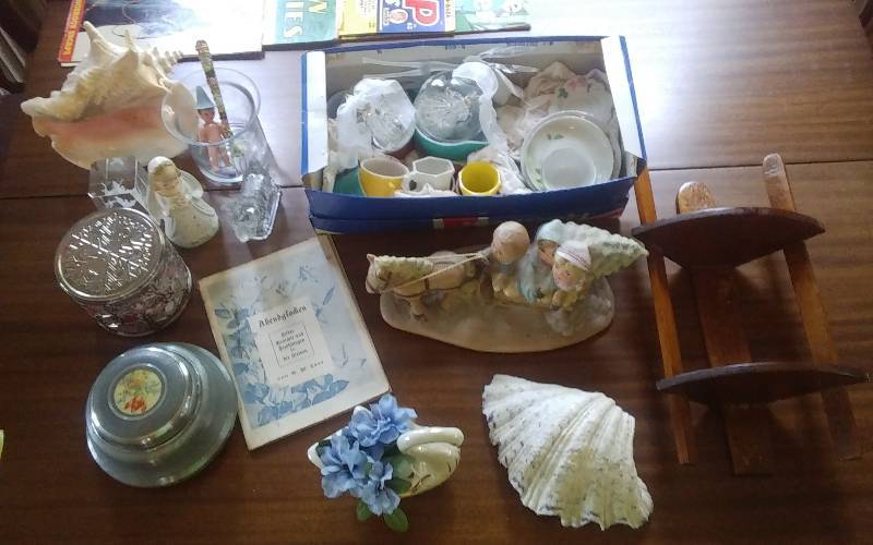 lot 176 image: Lot Of Vintage Collectibles