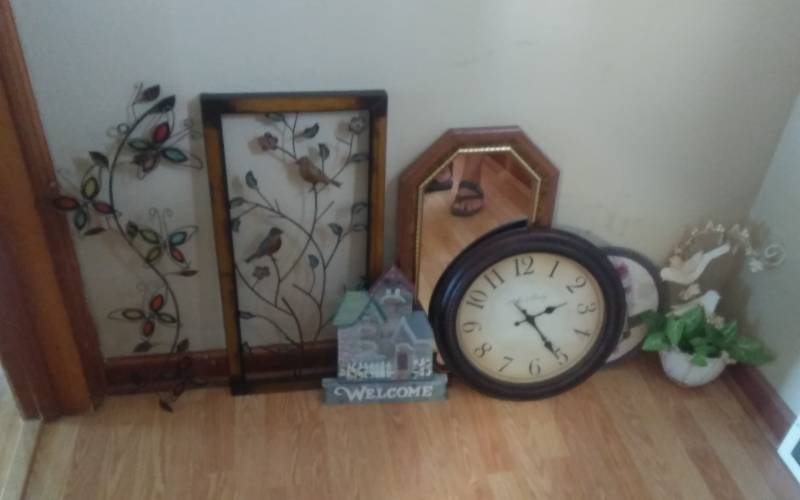 lot 179 image: Lot Of Wall Decor, Clock, Mirror