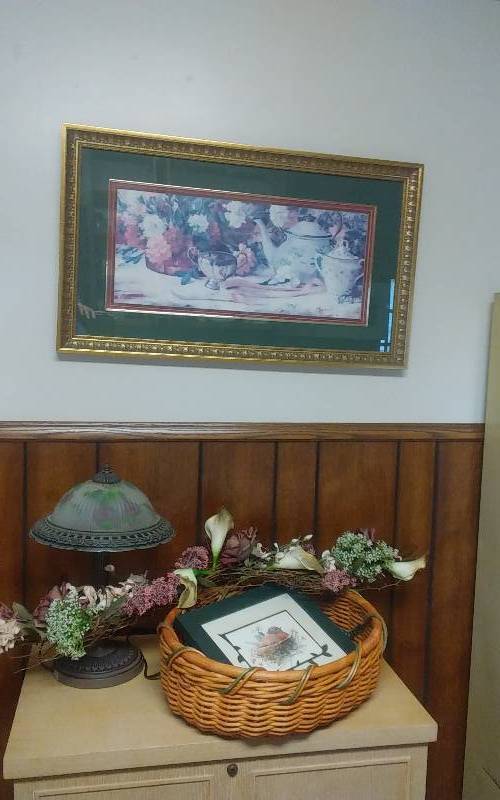 lot 189 image: Picture By Boyer 32x18, Tiffany Style Lamp, Swag Decor, Basket, Misc