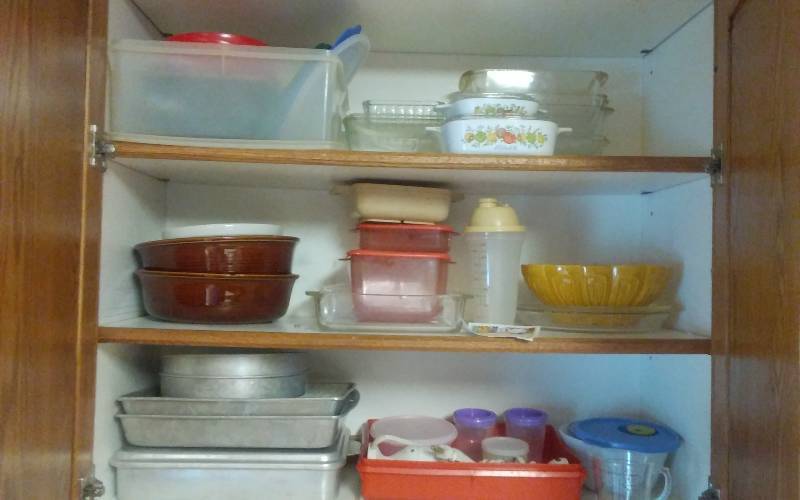lot 191 image: Contents Of Cupboard  Pyrex, Tupperware, Bake Pans  Bring Boxes