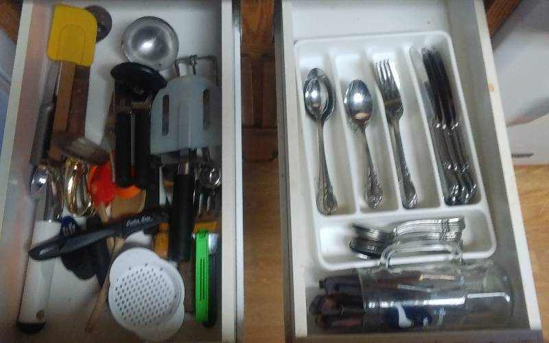 lot 194 image: Contents Of 2 Drawers Flatware & Utensils Bring Boxes