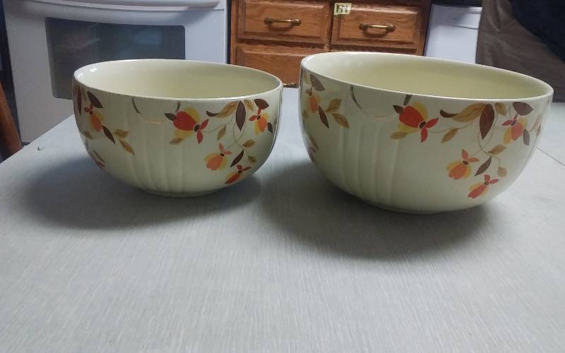 lot 198 image: 2-Halls Autumleaf Jewel Tea Bowls 9 & 7 12