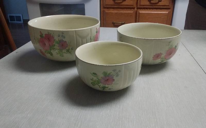 lot 199 image: 3-Halls Pink Floral Mixing Bowls
