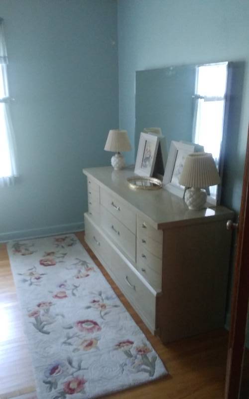 lot 202 image: Bedroom Set By United Furniture