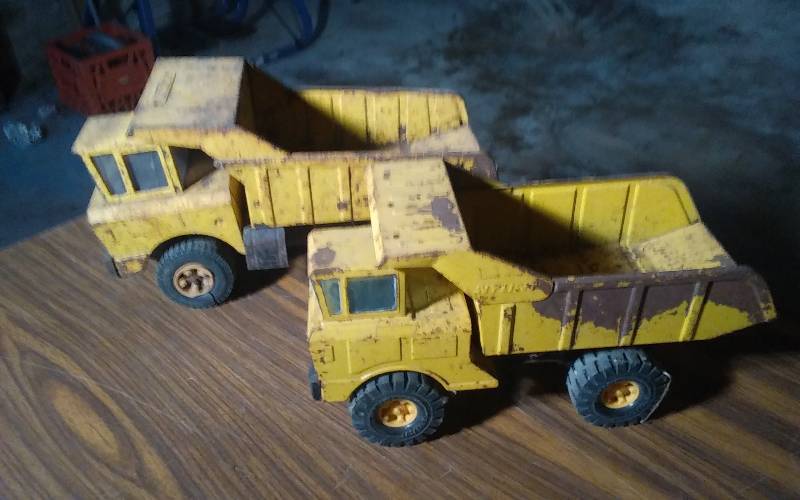 lot 219 image: 2-Old Dump Trucks Tonka & Nylint