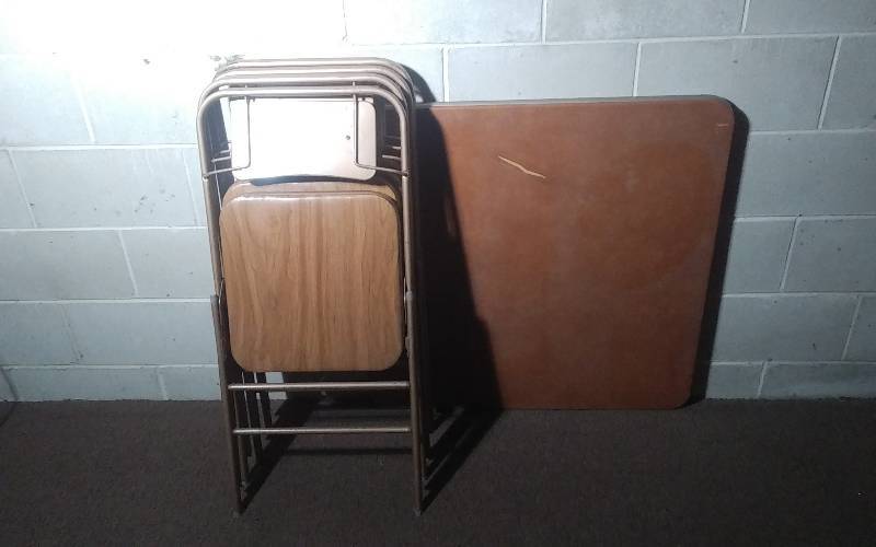 lot 231 image: Card Table & 4-Folding Chairs