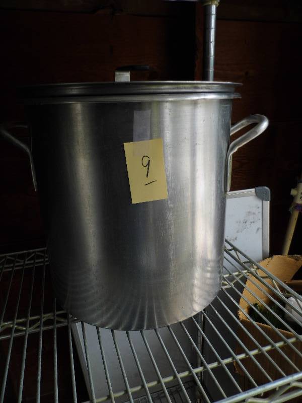 lot 9 image: Wearever Pot w Lid