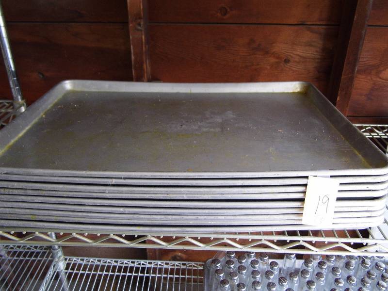 lot 19 image: Lot of 9 Baking Sheets