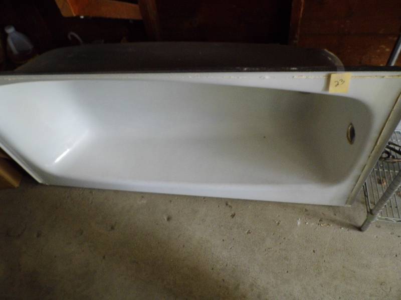 lot 23 image: Cast Iron Bathtub