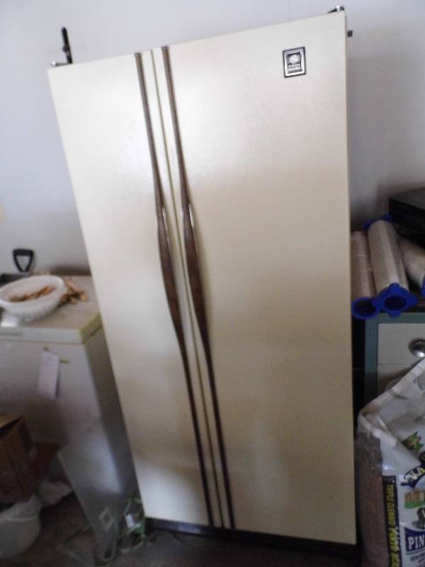 lot 24 image: GE Fridge