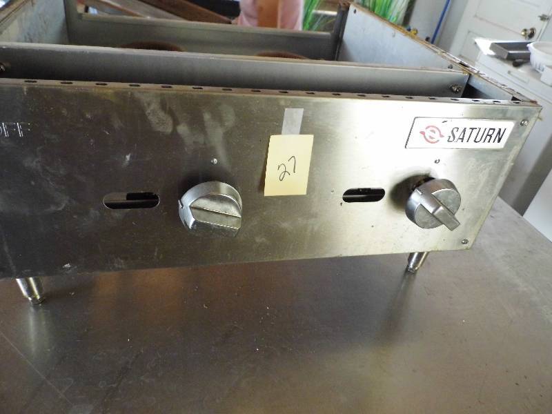 lot 27 image: Saturn Gas Grill