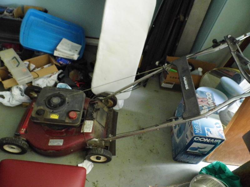 lot 33 image: Huskee Lawnmower