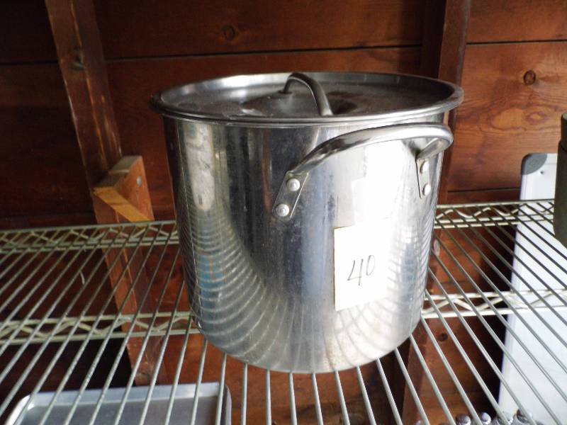 lot 40 image: Pot w Lid