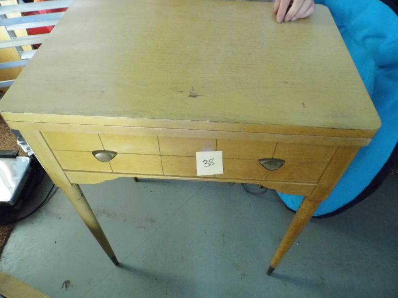 lot 38 image: Singer Sewing Machine w Cabinet
