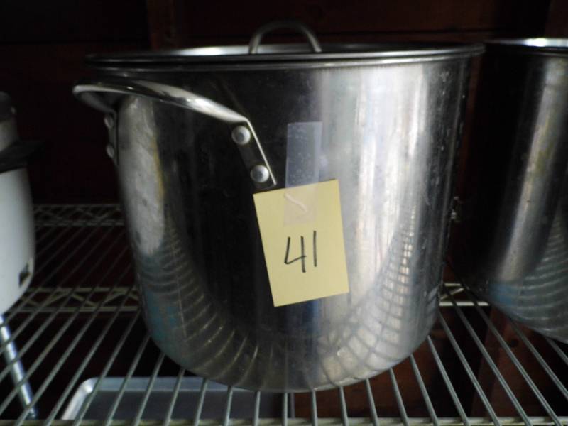 lot 41 image: Pot w Lid