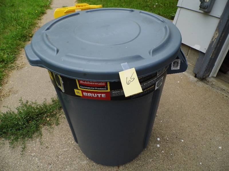 lot 65 image: 32 Gallon Rubbermaid Garbage Can