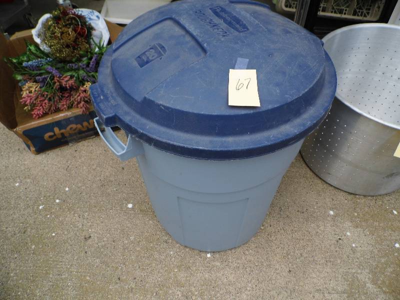 lot 67 image: 20 Gallon Garbage Can