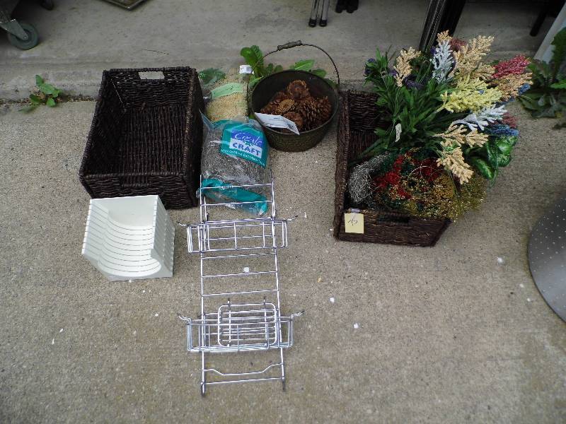 lot 75 image: Baskets - Decor