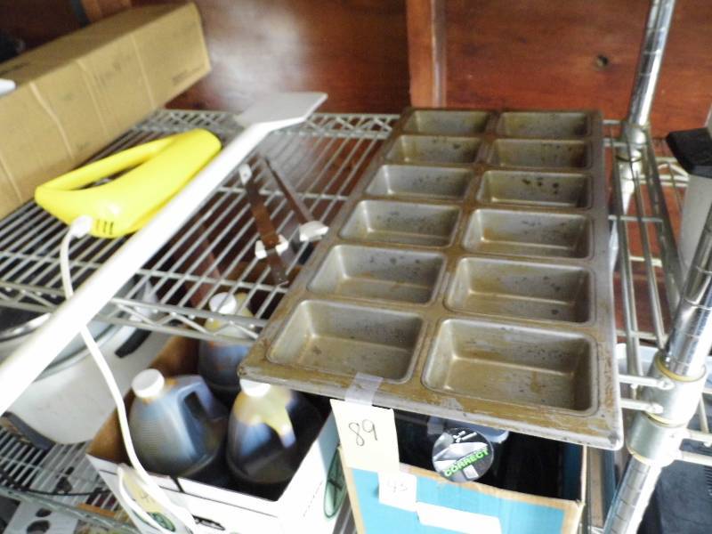 lot 89 image: Electric Knife - Paddle - Baking Pan