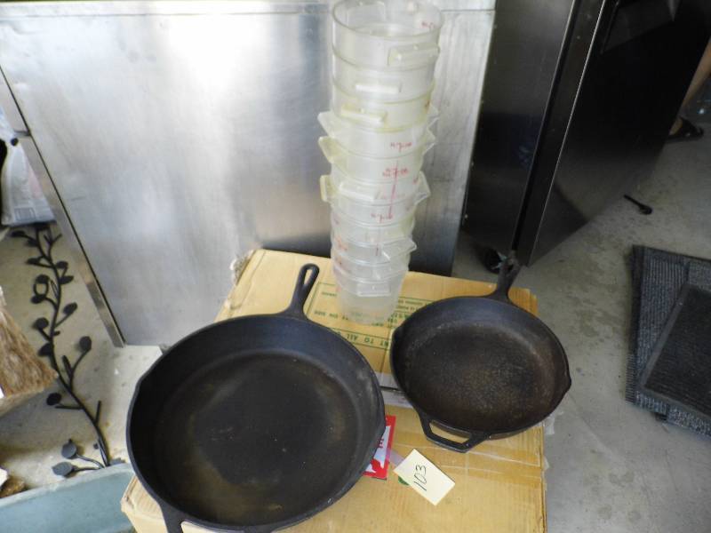 lot 103 image: Lodge Cast Iron Pans - Booster - cambro