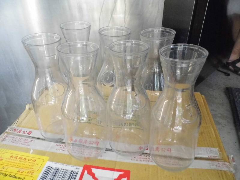 lot 104 image: Cuttingboard - Carafes