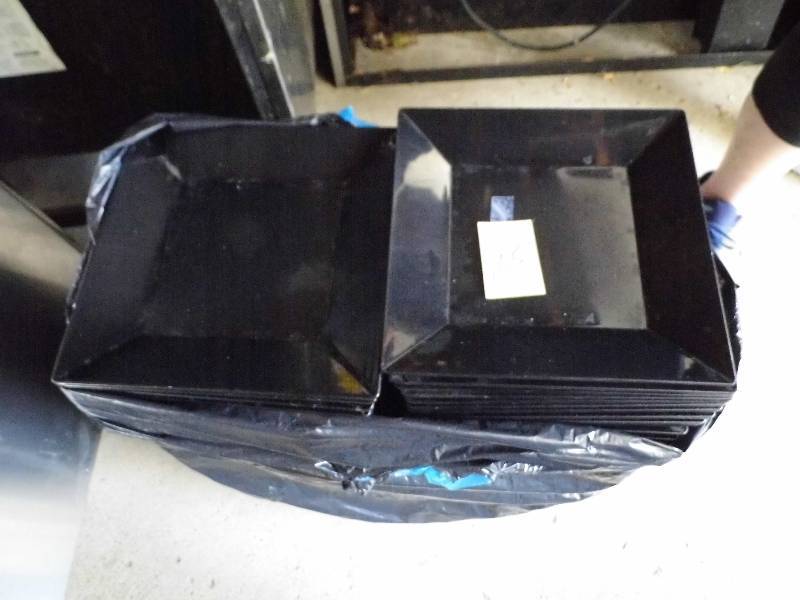 lot 105 image: Over 100 Black Square Plastic Plates