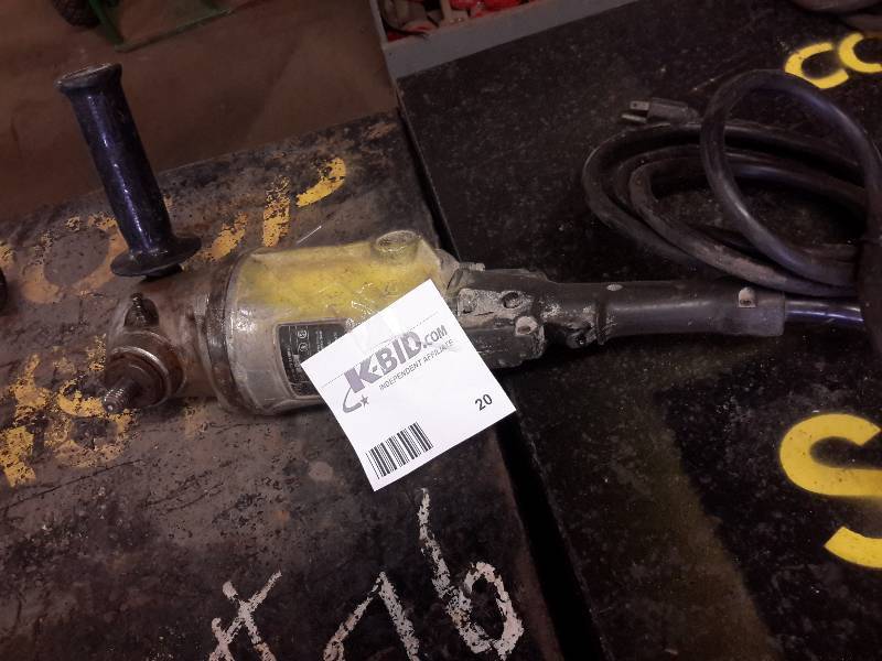 lot 20 image: Black and Decker, 7in9in Angle Sander