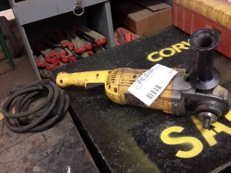 lot 21 image: Dewalt, 28494, 7in9in Angle Sander