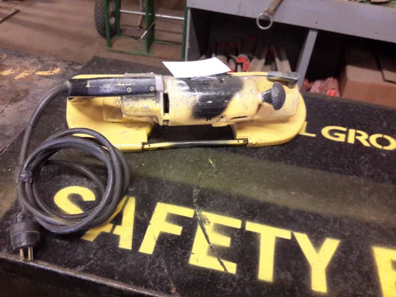 lot 22 image: Model 725, Porter Cable Portable Band Saw